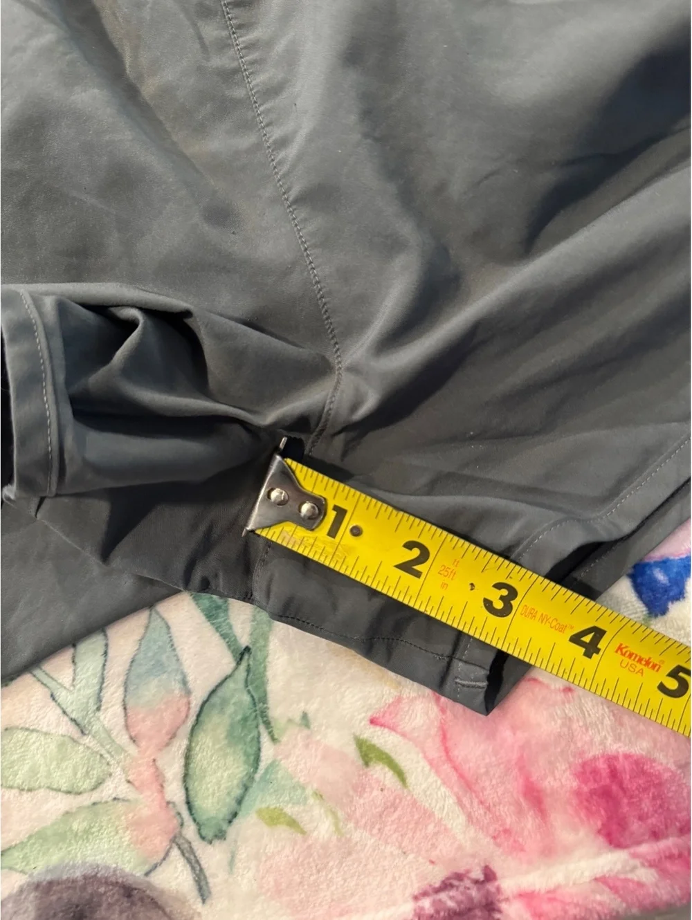 Under Armor Womens Medium Gray Running Shorts Athletic Gym Workout Size M